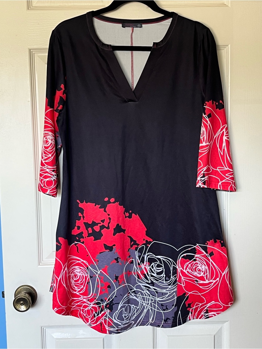 Azalea by Firmiana Women's L Black Tunic with Red Rose Print V-Neck